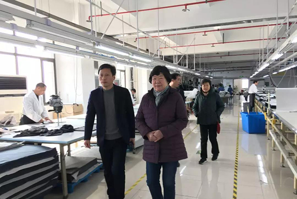 虎豹集團(tuán)沙增斌副總經(jīng)理陪同謝會長、郁會長參觀工廠